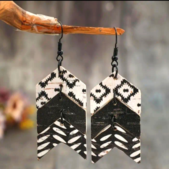 2 For $25 Womens Weatern Black and White Geometric Earrings NWT - Picture 1 of 5